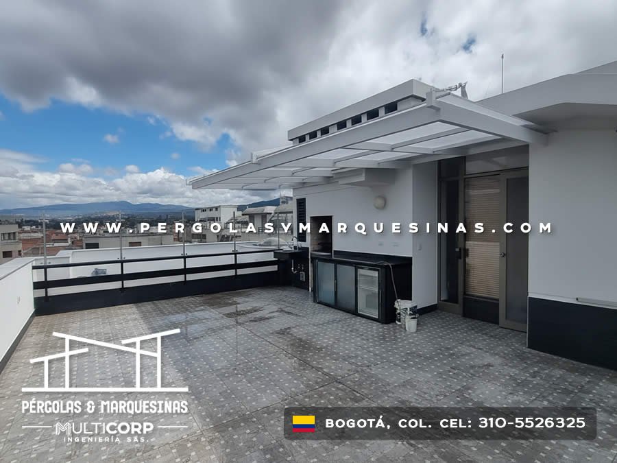 Pergola metalica blanca policarbonato azotea bar cocina barandas negras montanas cielo nublado en Bogotá, Colombia. Multicorp Ingeniería SAS.