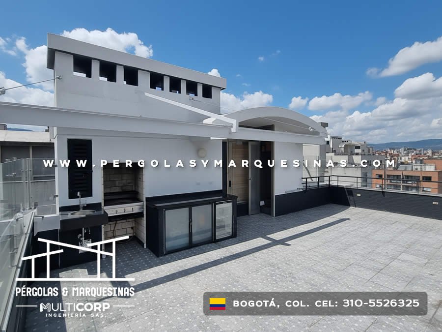 Cubierta metalica blanca policarbonato azotea cocina bar refrigerador persiana enrollable montanas en Bogotá, Colombia. Multicorp Ingeniería SAS.