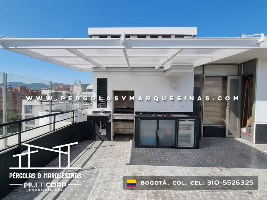 Pergola metalica blanca policarbonato azotea bar cocina parrilla barandas vidrio edificios montanas en Bogotá, Colombia. Multicorp Ingeniería SAS.