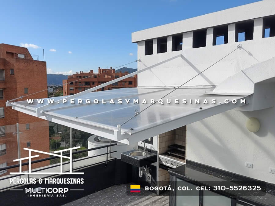 Cubierta metalica blanca voladizo azotea bar cocina parrilla lavabo barandas vidrio edificios montanas en Bogotá, Colombia. Multicorp Ingeniería SAS.
