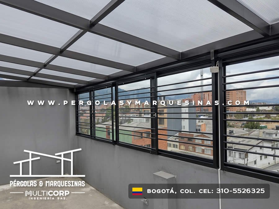 Techo metalico oscuro policarbonato interior espacio doble altura ventanas barandas montanas urbanas en Bogotá, Colombia. Multicorp Ingeniería SAS.