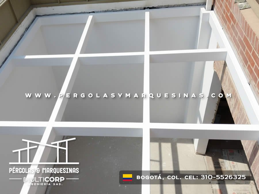 Estructura metalica blanca claraboya superior muros ladrillo interior construccion preparacion obra en Bogotá, Colombia. Multicorp Ingeniería SAS.