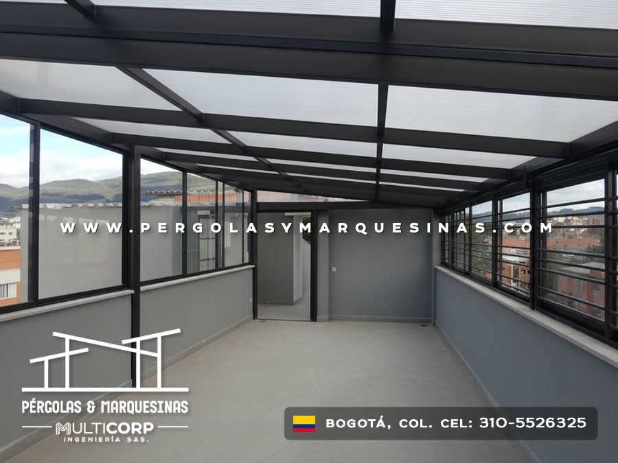 Techo metalico negro policarbonato interior amplio ventanas barandas muros grises construccion montanas en Bogotá, Colombia. Multicorp Ingeniería SAS.
