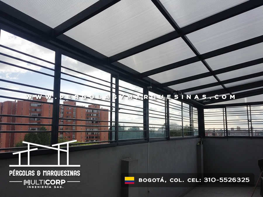 Techo metalico negro policarbonato terraza cerrada barandas horizontales edificios urbanos cielo nublado en Bogotá, Colombia. Multicorp Ingeniería SAS.