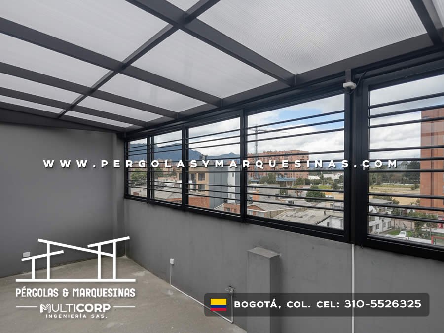 Cubierta metalica negra policarbonato interior ventanas panoramicas edificios urbanos montanas construccion obra en Bogotá, Colombia. Multicorp Ingeniería SAS.