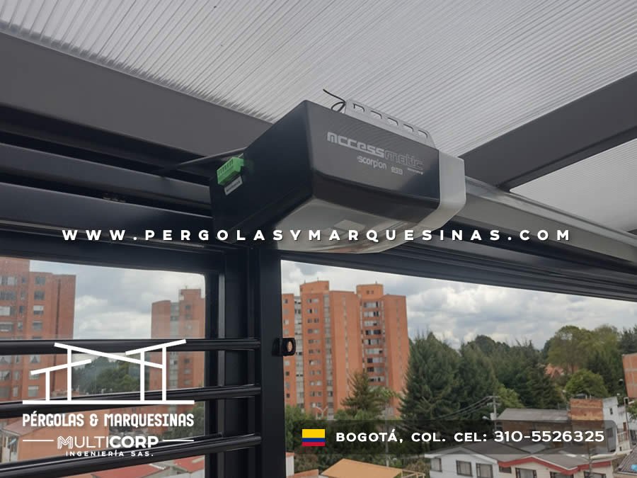 Techo metalico negro policarbonato sistema automatico apertura terraza cerrada edificios urbanos cielo nublado en Bogotá, Colombia. Multicorp Ingeniería SAS.