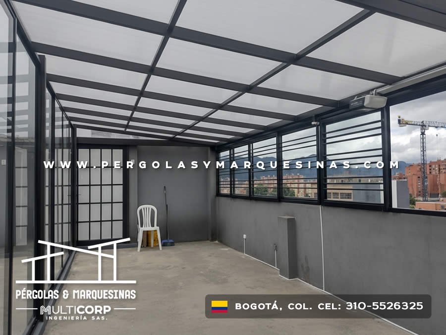 Cubierta metalica negra policarbonato interior amplio ventanas barandas divisiones grises construccion grua en Bogotá, Colombia. Multicorp Ingeniería SAS.
