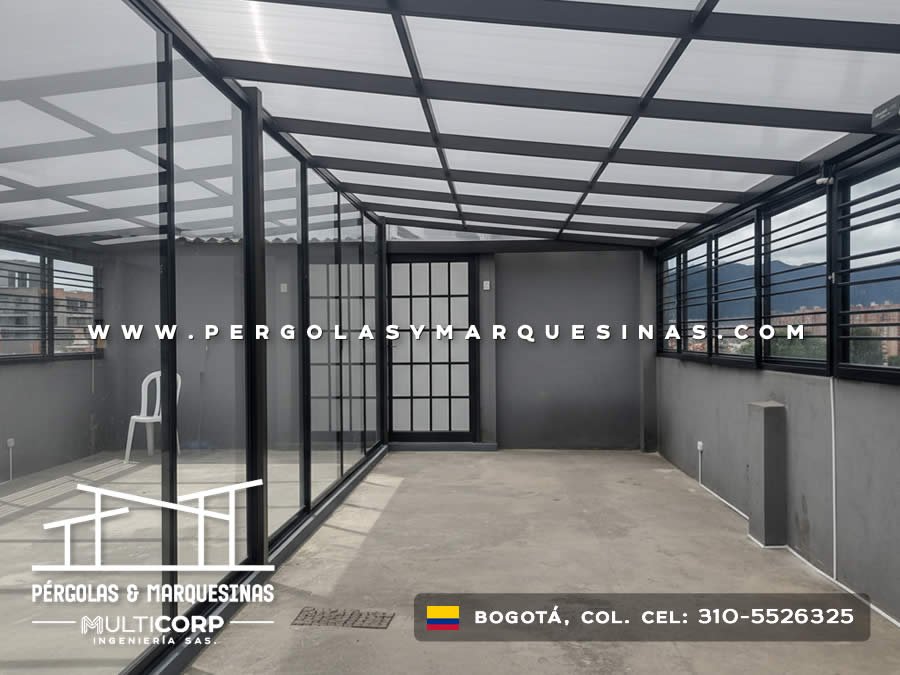 Techo metalico negro policarbonato interior amplio divisiones rejilla ventanas barandas muros grises construccion en Bogotá, Colombia. Multicorp Ingeniería SAS.