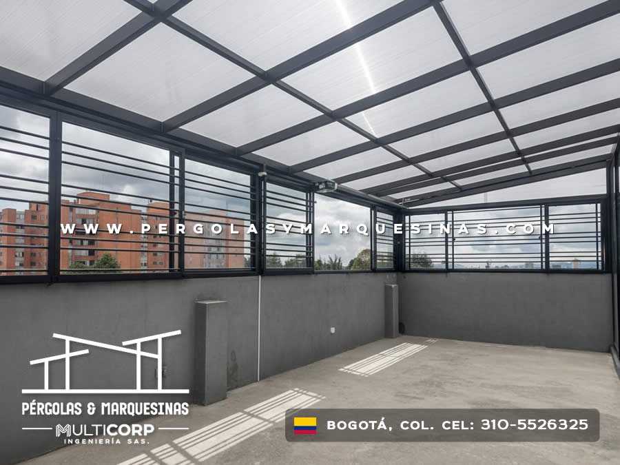 Pergola metalica negra policarbonato terraza cerrada barandas horizontales muros grises edificios urbanos en Bogotá, Colombia. Multicorp Ingeniería SAS.