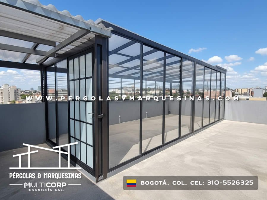 Cubierta metalica negra vidrio templado terraza cerrada divisiones rejilla puerta acceso edificios urbanos en Bogotá, Colombia. Multicorp Ingeniería SAS.