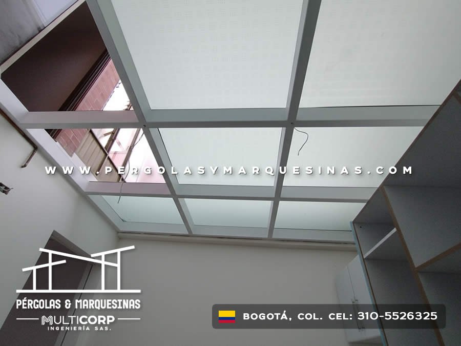 Claraboya vidrio templado interior doble altura muros blancos estructura metalica construccion residencial en Bogotá, Colombia. Multicorp Ingeniería SAS.