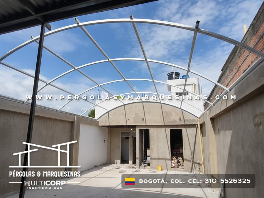 Estructura metalica curvada arco azotea residencial muros concreto tanque cielo azul construccion en Bogotá, Colombia. Multicorp Ingeniería SAS.