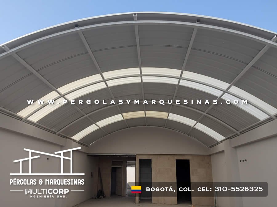 Techo curvo policarbonato estructura metalica interior residencial muros concreto aberturas construccion en Bogotá, Colombia. Multicorp Ingeniería SAS.