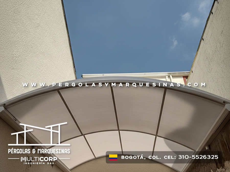Techo curvo policarbonato blanco patio interior muros blancos cielo azul abertura central residencial en Bogotá, Colombia. Multicorp Ingeniería SAS.