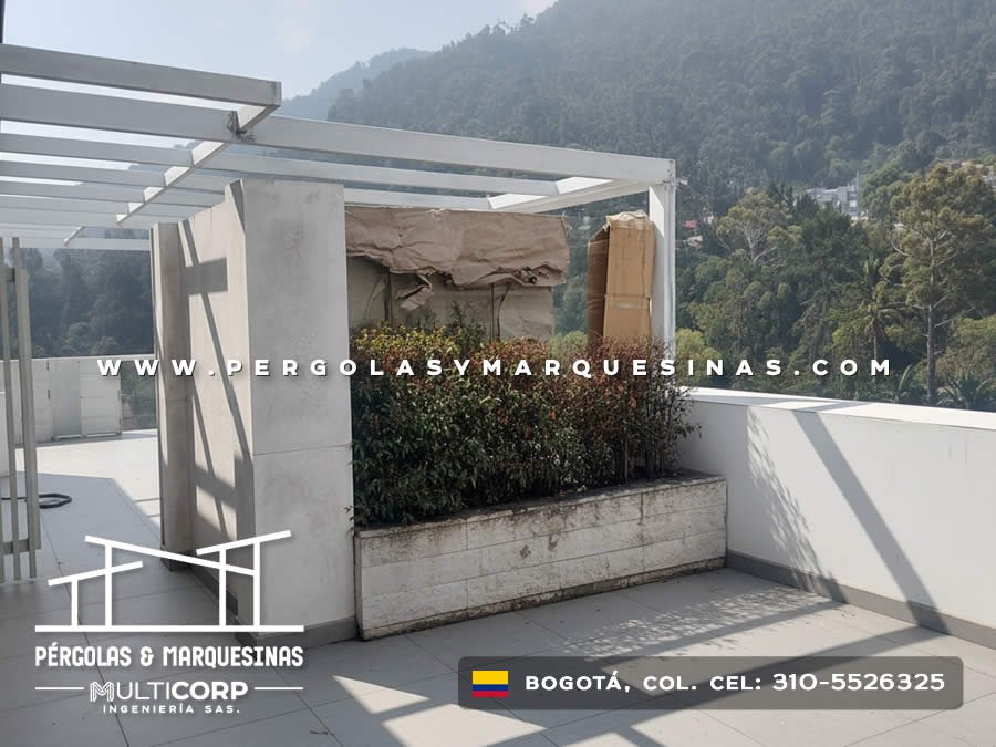 Estructura metálica blanca terraza jardinera arbusto piso madera protección solar en Bogotá, Colombia. Multicorp Ingeniería SAS.