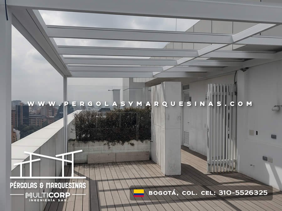 Estructura metálica blanca vigas terraza piso madera jardinera arbustos muro blanco en Bogotá, Colombia. Multicorp Ingeniería SAS.