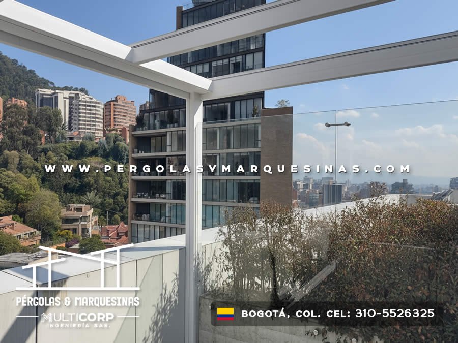 Pérgola metálica blanca vigas terraza baranda vidrio jardinera vegetación edificio en Bogotá, Colombia. Multicorp Ingeniería SAS.