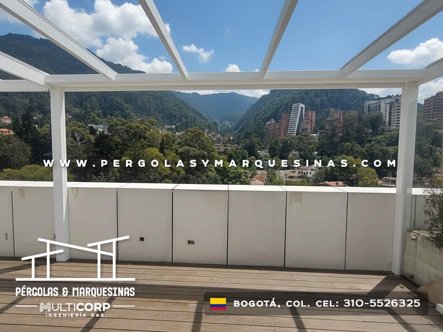 Estructura metálica blanca vigas terraza baranda vidrio muros grises piso madera en Bogotá, Colombia. Multicorp Ingeniería SAS.