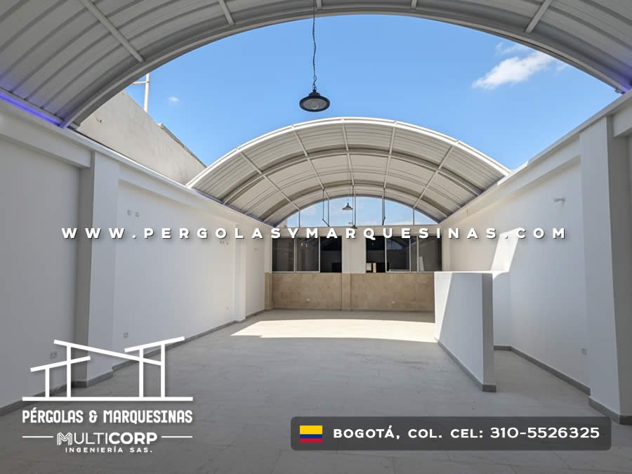 Cubierta curva policarbonato estructura metálica blanca patio interior muros blancos en Bogotá, Colombia. Multicorp Ingeniería SAS.