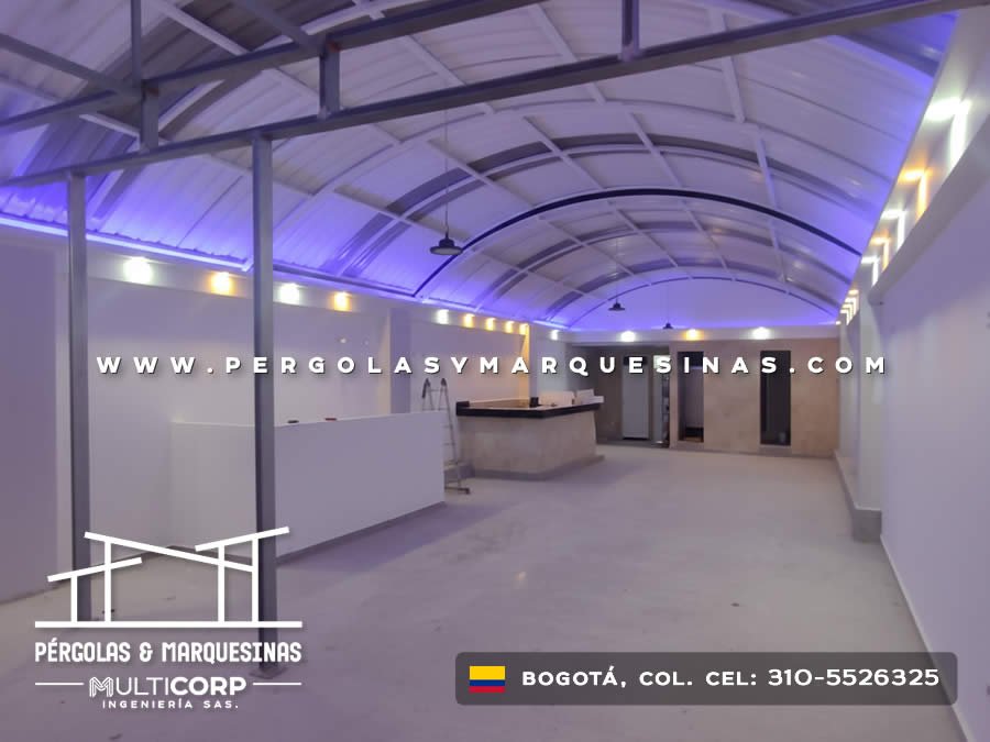 Cubierta curva policarbonato iluminación led estructura metálica espacio comercial interior en Bogotá, Colombia. Multicorp Ingeniería SAS.