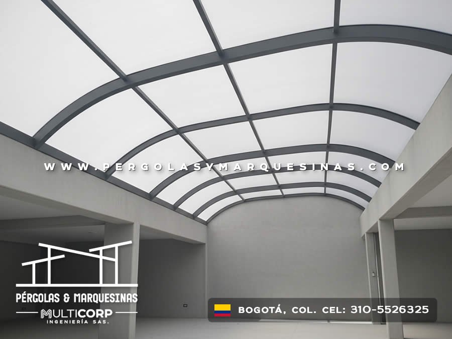 Domo policarbonato estructura metálica gris pasillo interior iluminación natural residencial en Bogotá, Colombia. Multicorp Ingeniería SAS.
