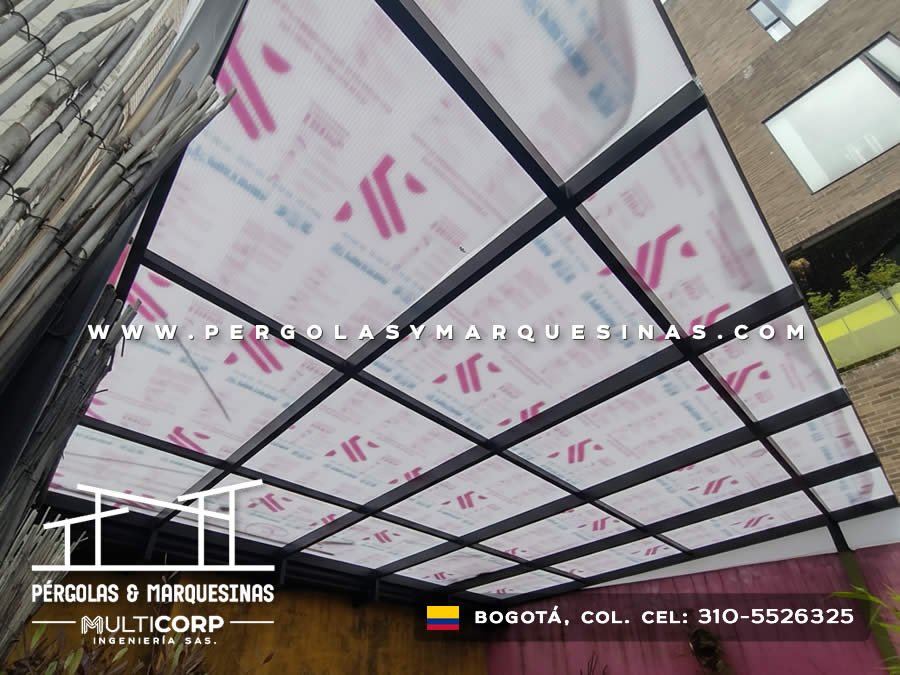 Techo policarbonato estructura metálica negra reticular patio vista cenital paneles translúcidos en Bogotá, Colombia. Multicorp Ingeniería SAS.