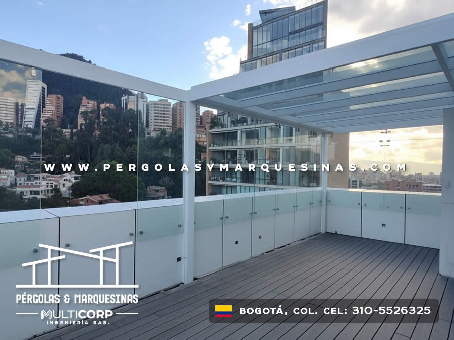 Cubierta vidrio templado estructura metálica blanca terraza baranda vidrio piso madera vista en Bogotá, Colombia. Multicorp Ingeniería SAS.