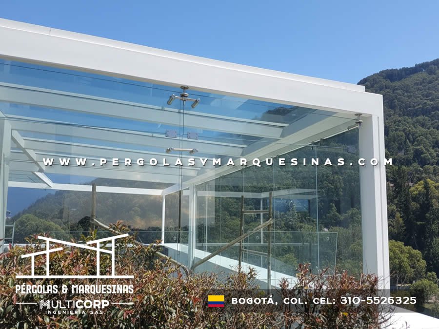Cubierta vidrio templado estructura metálica blanca terraza cerramiento vidrio vegetación jardinera en Bogotá, Colombia. Multicorp Ingeniería SAS.