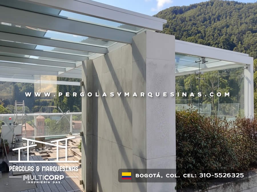 Pérgola vidrio templado estructura metálica blanca columnas concreto terraza cerramiento vidrio jardinera en Bogotá, Colombia. Multicorp Ingeniería SAS.