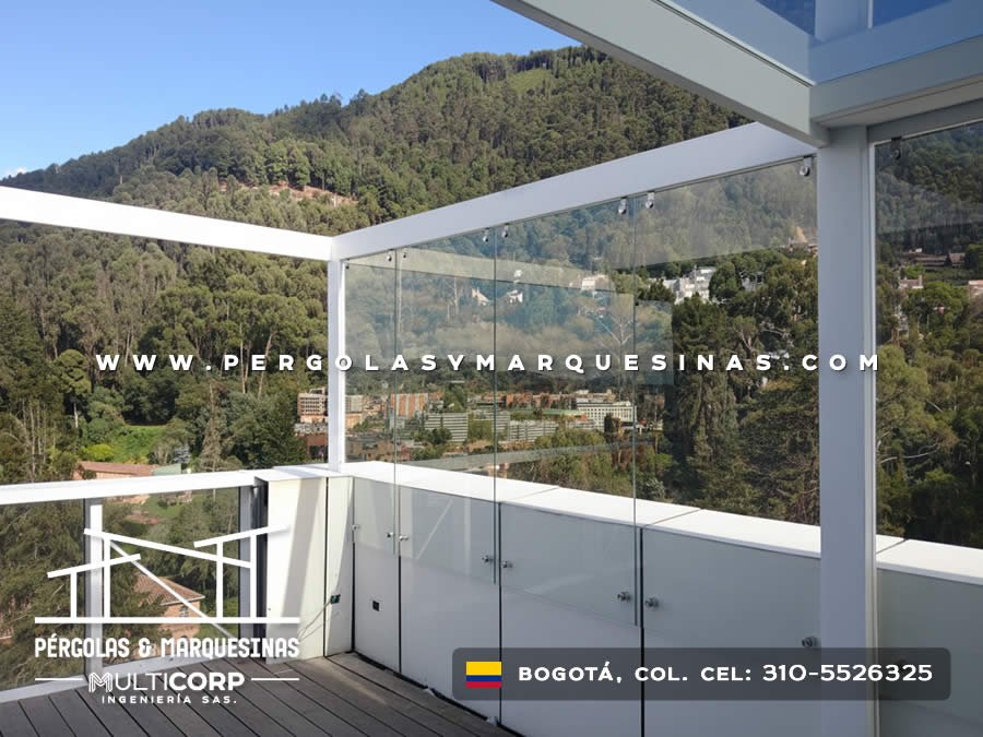 Cubierta vidrio templado estructura metálica blanca terraza baranda vidrio esmerilado vista panorámica en Bogotá, Colombia. Multicorp Ingeniería SAS.