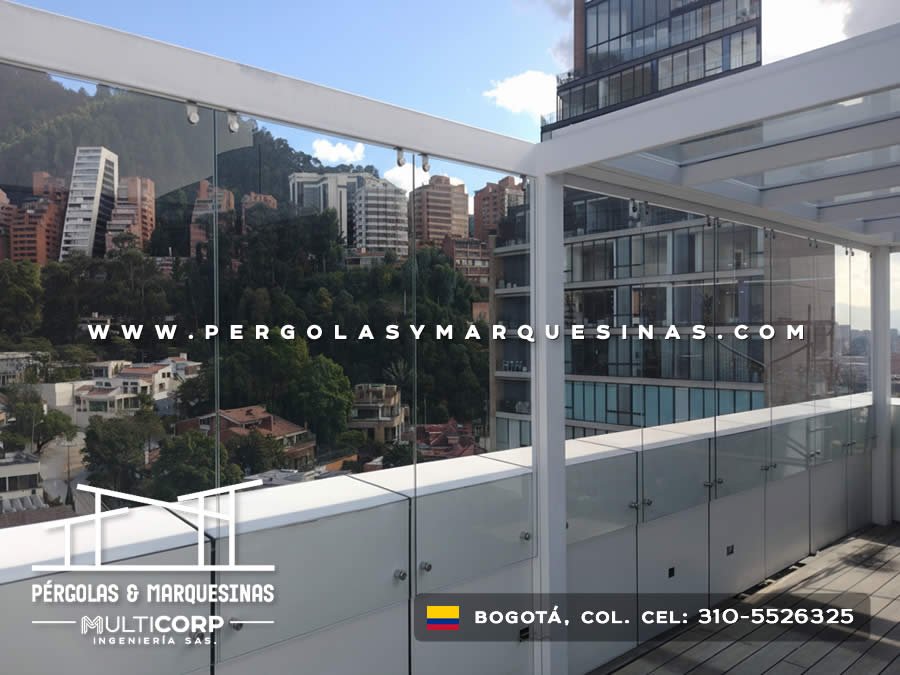 Pérgola vidrio templado estructura metálica blanca terraza baranda vidrio esmerilado vista urbana en Bogotá, Colombia. Multicorp Ingeniería SAS.