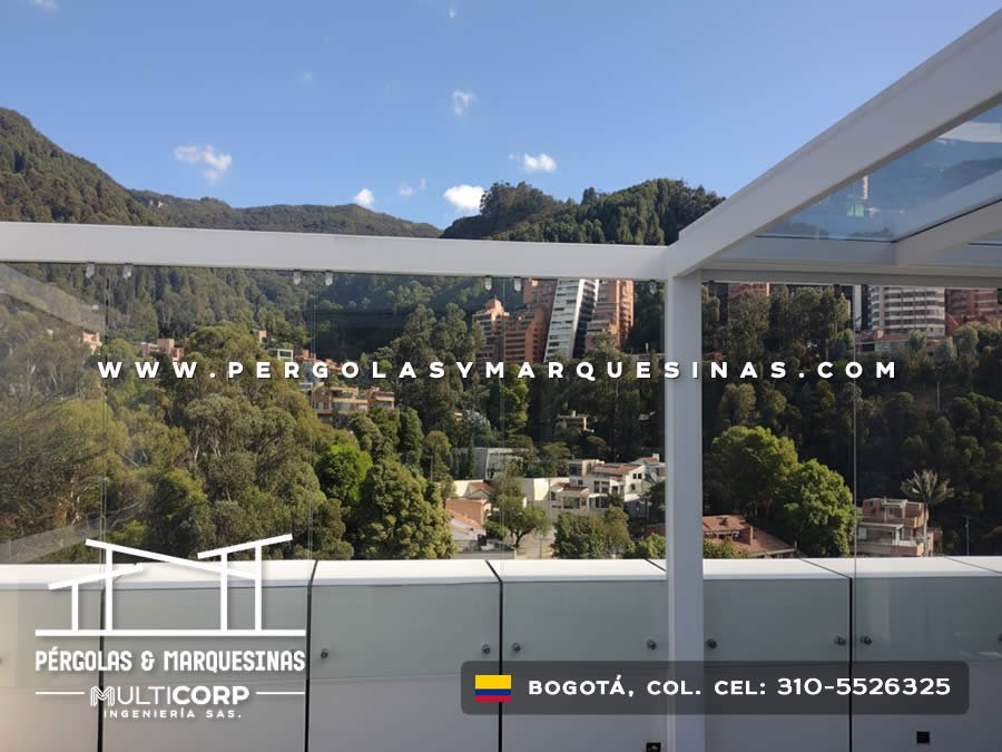 Cubierta estructura metálica blanca vigas paralelas terraza baranda vidrio esmerilado vista panorámica en Bogotá, Colombia. Multicorp Ingeniería SAS.