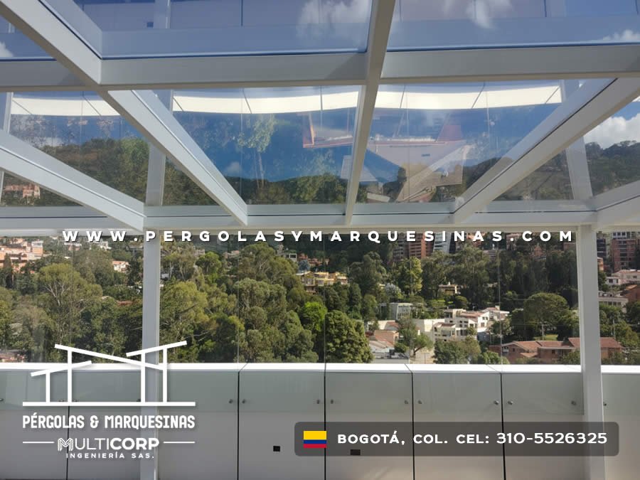 Pérgola vidrio templado estructura metálica blanca vigas terraza baranda vidrio esmerilado vista panorámica en Bogotá, Colombia. Multicorp Ingeniería SAS.