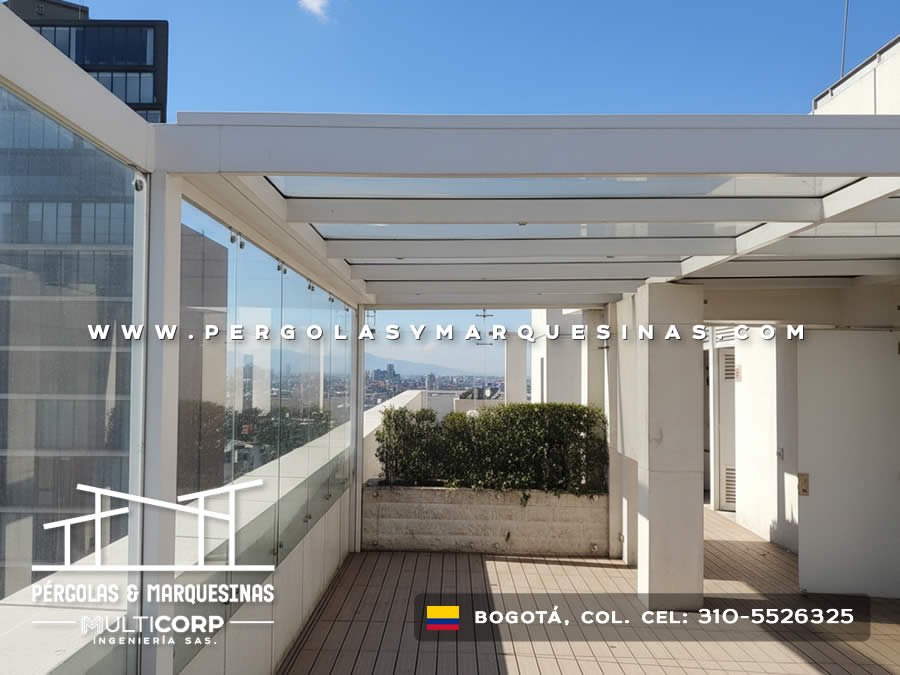 Cubierta de vidrio templado con estructura metalica blanca y jardineras en terraza de atico urbano en Bogotá, Colombia. Multicorp Ingeniería SAS.