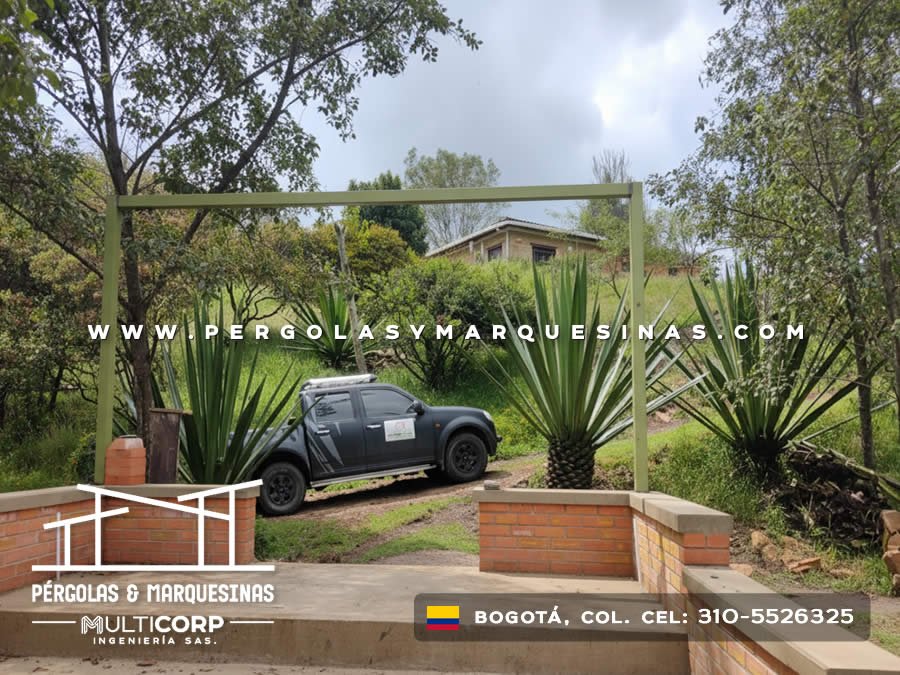 Estructura metalica verde de pergola en zona rural con base de ladrillo y vegetacion en Bogotá, Colombia. Multicorp Ingeniería SAS.
