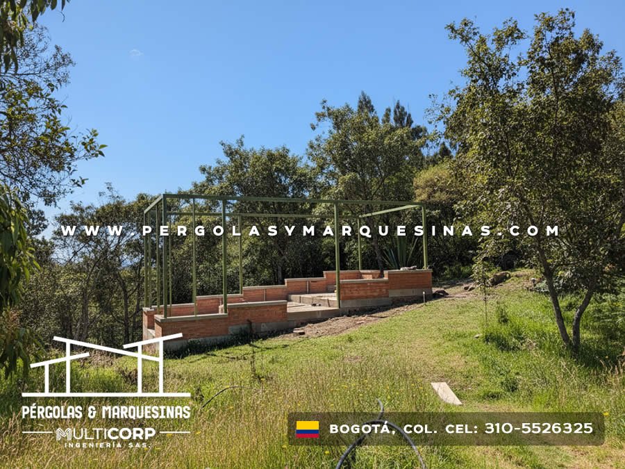 Pergolado metalico verde en proceso de construccion sobre base de ladrillo en zona rural cercana a Bogotá, Colombia. Multicorp Ingeniería SAS.