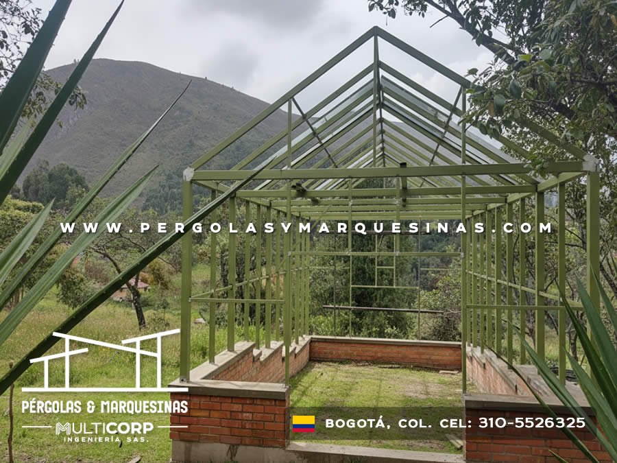 Estructura metalica verde con techo triangular y barandillas en zona rural cercana a Bogotá, Colombia. Multicorp Ingeniería SAS.