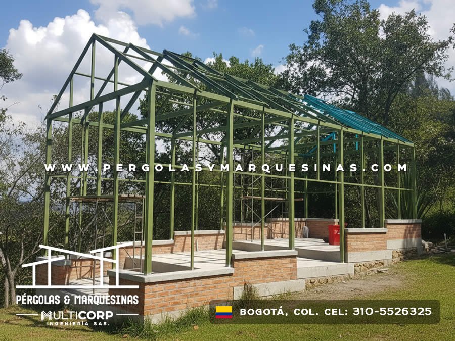 Pergola metalica con estructura turquesa y techo a dos aguas sobre base de ladrillo en zona rural cercana a Bogotá, Colombia. Multicorp Ingeniería SAS.