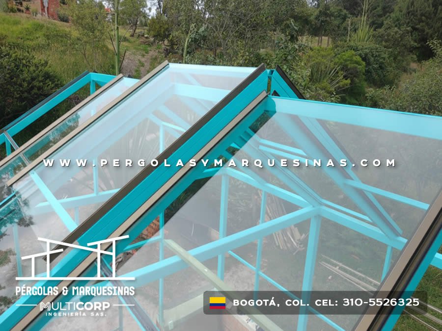Detalle de instalacion de paneles de policarbonato en techo turquesa de pergola rural cercana a Bogotá, Colombia. Multicorp Ingeniería SAS.