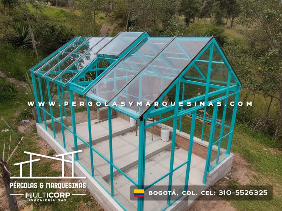 Pergola con estructura turquesa y cubierta de policarbonato en zona rural vista desde arriba cercana a Bogotá, Colombia. Multicorp Ingeniería SAS.