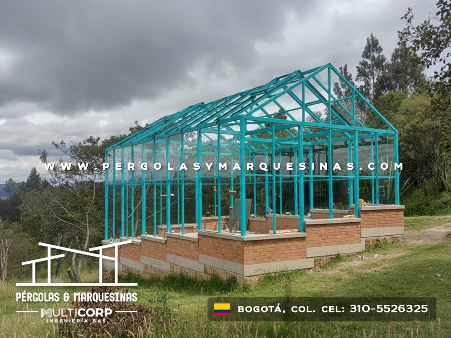Cenador con estructura turquesa y cubierta de policarbonato sobre base de ladrillo en zona rural cercana a Bogotá, Colombia. Multicorp Ingeniería SAS.