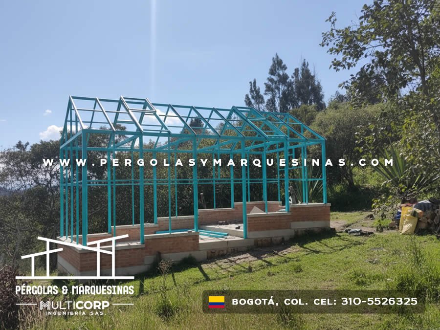 Pergola con estructura turquesa y policarbonato sobre base de ladrillo en zona rural cercana a Bogotá, Colombia. Multicorp Ingeniería SAS.