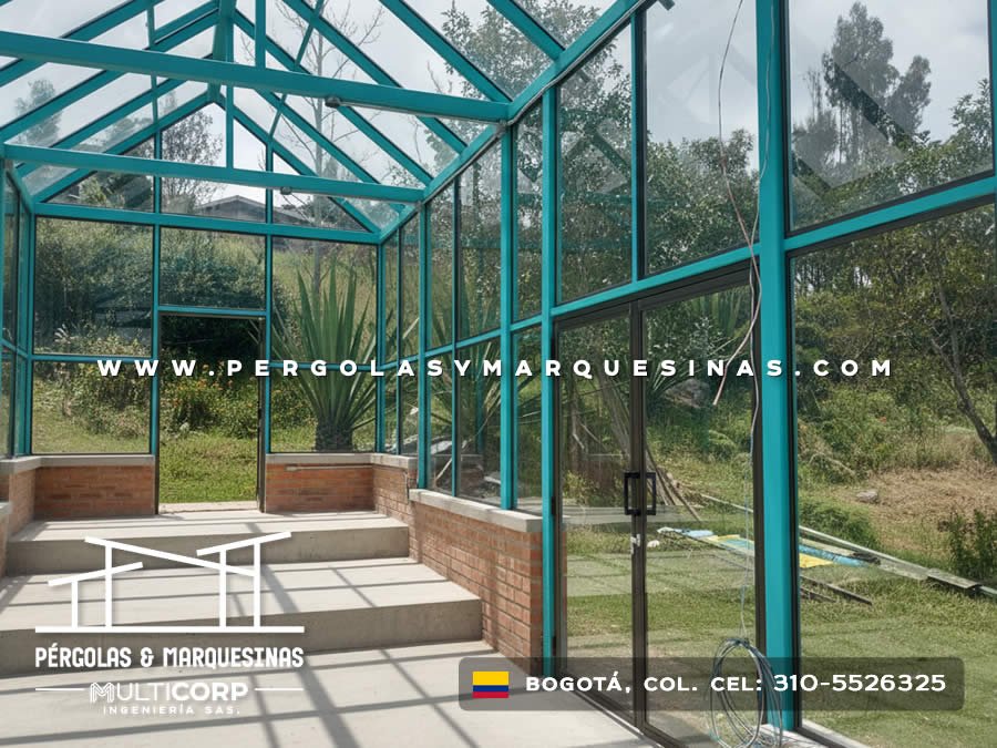 Estructura turquesa con vidrio y escalones en zona rural cercana a Bogotá, Colombia. Multicorp Ingeniería SAS.