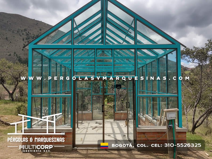 Pergola con estructura turquesa vidrio y puerta de vidrio en zona rural cercana a Bogotá, Colombia. Multicorp Ingeniería SAS.