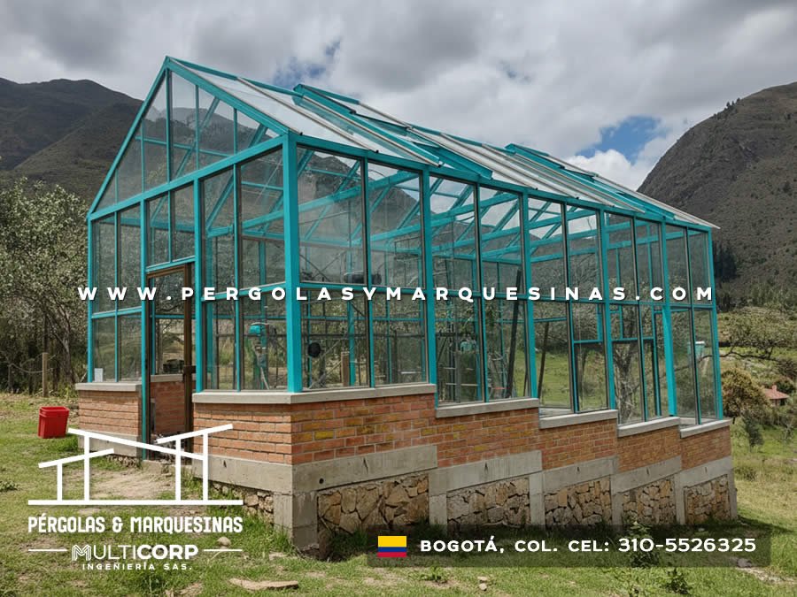 Pergola con estructura turquesa y vidrio completa con vista a montanas en zona rural cercana a Bogotá, Colombia. Multicorp Ingeniería SAS.