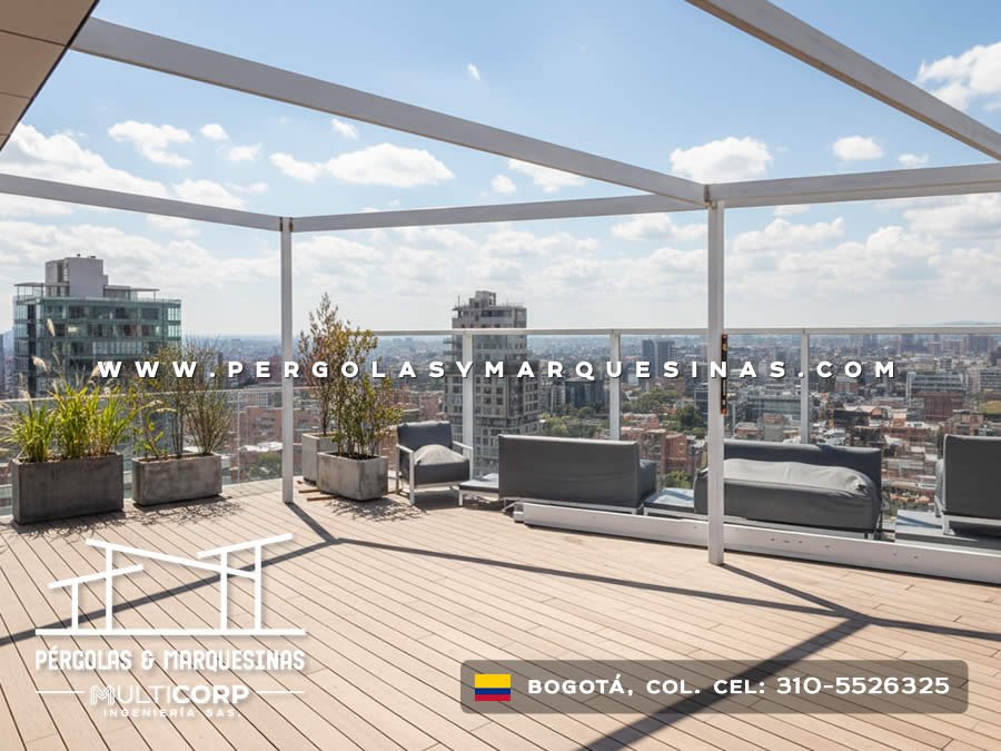 Pergola con estructura blanca deck de madera jardineras y mobiliario en terraza urbana de Bogotá, Colombia. Multicorp Ingeniería SAS.