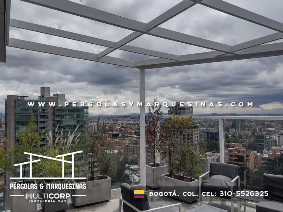 Pergola con estructura blanca jardineras y mobiliario en terraza con panorama urbano de Bogotá, Colombia. Multicorp Ingeniería SAS.