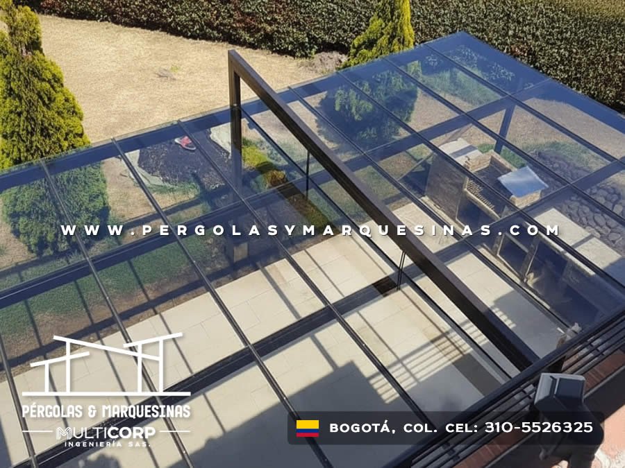 Pergola con estructura metalica negra y vidrio en jardin de casa de campo cercana a Bogotá, Colombia. Multicorp Ingeniería SAS.