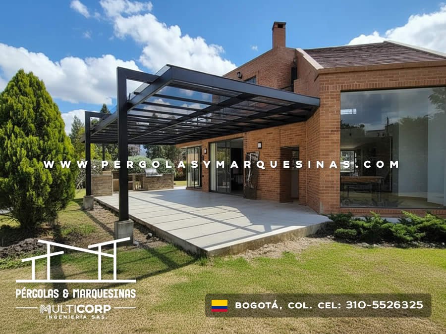 Pergola con estructura metalica negra y techo de vidrio adosada a casa de campo cercana a Bogotá, Colombia. Multicorp Ingeniería SAS.