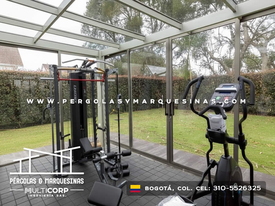 Espacio cerrado con vidrio y estructura gris para gimnasio en jardin residencial cercana a Bogotá, Colombia. Multicorp Ingeniería SAS.